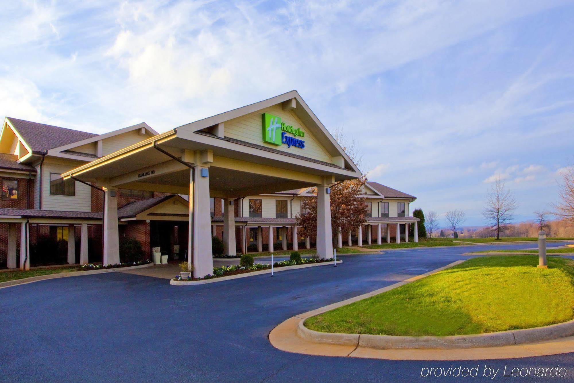 Round Hill Inn Orange Exterior photo