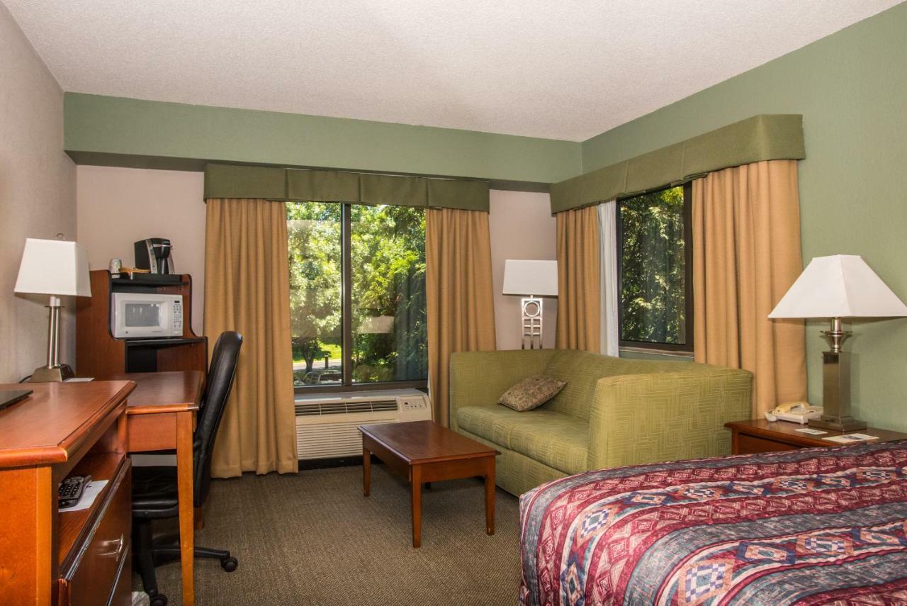 Round Hill Inn Orange Room photo