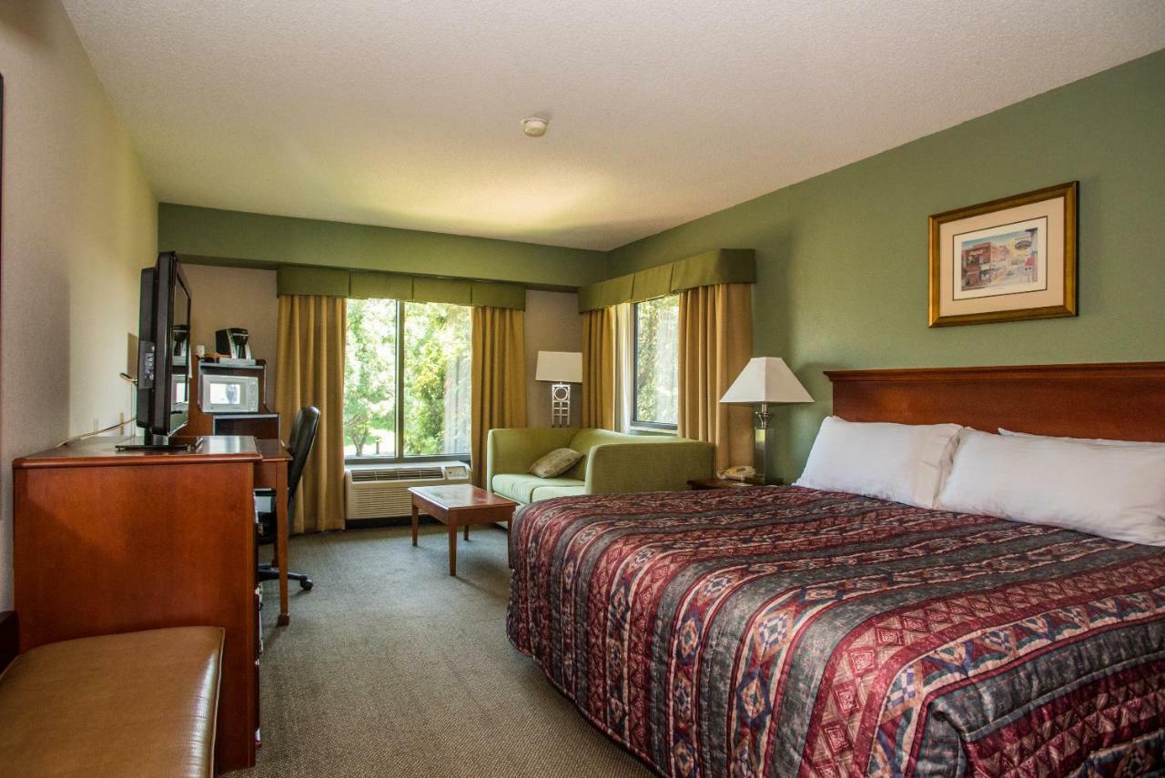 Round Hill Inn Orange Room photo
