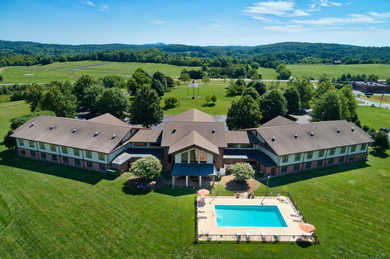 Round Hill Inn Orange Exterior photo